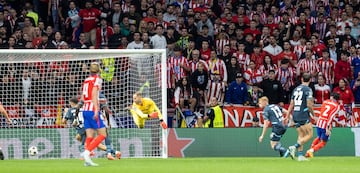 Gulacsi trata de cortar la trayectoria del balón, pero no llega al balón y observa como entra el balón en la portería que defiende.