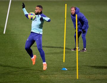 Entrenamiento Depay con el Atlético.