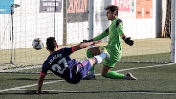 SANTA EULALIA (IBIZA) 16/01/2021.- El portero del Pe&ntilde;a Deportiva Francisco Martinez (d) se enfrenta a Jos&eacute; Luis Zalazar (c), del Real Valladolid, durante su partido de dieciseis&aacute;vos de final de la Copa del Rey de f&uacute;tbol disputa