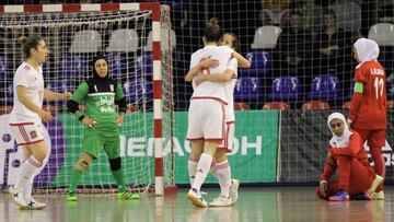 Las jugadoras de España celebran un gol ante Irán.