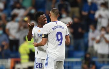 Tras más de un año de ausencia, el Real Madrid vuelve a jugar en el estadio Santiago Bernabéu. Después del estallido de la pandemia de la COVID-19, en marzo de 2020, el conjunto blanco ha venido jugando sus partidos a puerta cerrada en el Alfredo Di Stéfano de Valdebebas. El comienzo de la Liga 2021-22 ha visto cómo los blancos han jugado sus tres primeros partidos lejos de su estadio. Será el Celta quien sea el primer visitante en esta nueva era. Los olívicos perderán 5-2 tras una formidable exhibición de Vinícius y Benzema.