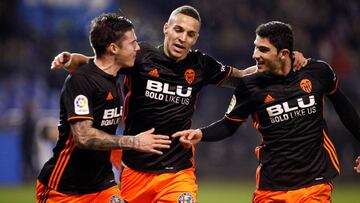 GRAF1496. A CORUÑA, 13/01/2018.- El centrocampista portugués del Valencia Gonçalo Guedes (d) celebra con sus compañeros Rodrigo Moreno (c) y Santi Mina la consecución del primer gol de su equipo ante el Deportivo en part