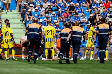 El golpe se produjo durante el minuto nueve de encuentro cuando ambos jugadores chocaron tras buscar un balón largo en diagonal. Al momento salieron las asistencias para atender a ambos jugadores.