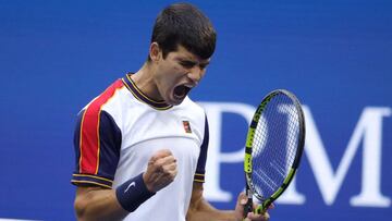 Carlos Alcaraz celebra su victoria ante Stefanos Tsitsipas en el US Open 2021.