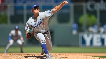 Julio Urías lanza una bola con los Dogers en un juego de la MLB.