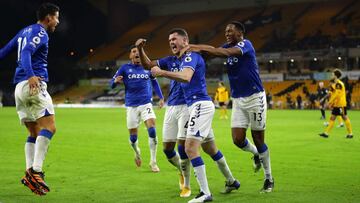 Everton's English defender Michael Keane (C) celebrates scoring his team's second goal with Everton's Colombian midfielder James Rodriguez (L) and Everton's Colombian defender Yerry Mina (R) during the English Premier League football
