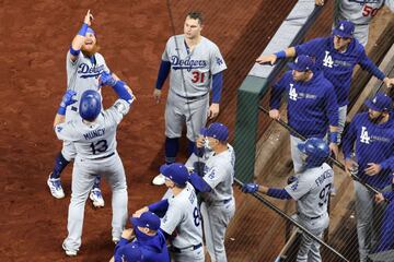 Apenas en la primera entrada Corey Seager sacó un hit al jardín derecho que impulsó la primera carrera para los Dodgers, quienes no dejarían ir la ventaja en todo el partido. 