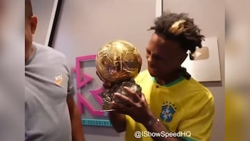 Youtuber conoce a Ronaldo Nazario y le muestra su bal車n de oro