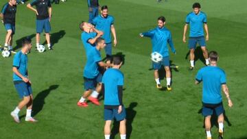 Lucas stops Marcos Llorente with a pop to the nose in Madrid training