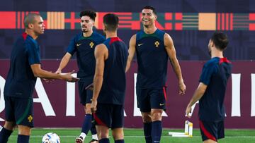 Cristiano sonríe durante el entrenamiento de Portugal.