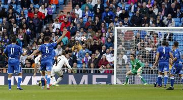 El jugador del Real Madrid Javi Sánchez marca el 3-0 al Melilla. 