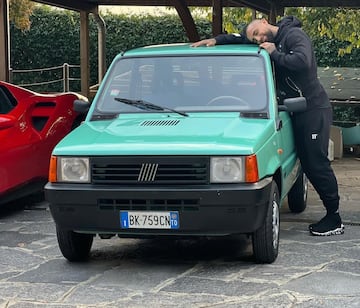 El volante luce en la cancha, pero también fuera de ella, donde exhibe su colección de automóviles. Su última adquisición fue un Fiat Panda.