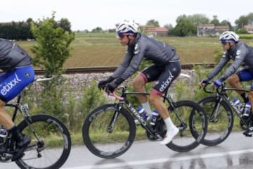 El líder del Giro Bob Jungels escoltado por sus compañeros del Etixx-Quick Step.