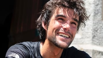 Benjamin Védrines sonriendo con una camiseta negra y con sol en la cara.
