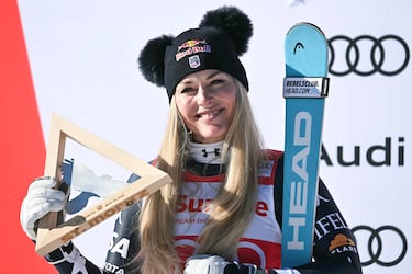 Lindsey Vonn celebra en el podio tras competir en la carrera de descenso femenina durante la Copa del Mundo de Esquí Alpino FIS 2025-2026, en St. Moritz.
