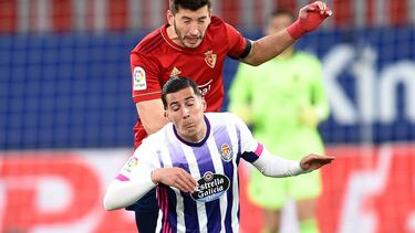 PAMPLONA, SPAIN - MARCH 13: David Garcia of CA Osasuna wins a header from Sergi Guardiola of Real Valladolid during the La Liga Santander match between C.A. Osasuna and Real Valladolid CF at Estadio El Sadar on March 13, 2021 in Pamplona, Spain. Sporting