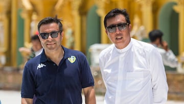 Andrea Radrizzani, a la izquerda, con Zaw Zaw presidente de la Federaci&oacute;n de Myanmar.