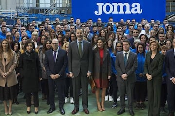 TOLEDO, SPAIN - JANUARY 19: King Felipe of Spain and Queen Letizia of Spain (C) visit the 'Joma Sport' factory on January 19, 2018 in Portillo de Toledo, Spain. (Photo by Carlos Alvarez/Getty Images)