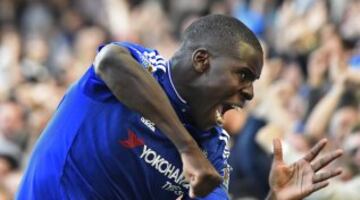 Kurt Zouma celebra el gol que le anotó a Arsenal de cabeza.