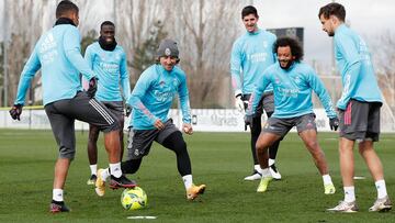 Modric y Marcelo, en primer plano, durante un rondo del &uacute;ltimo entrenamiento del Madrid.
