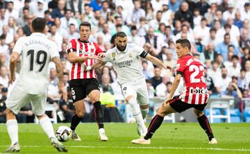 Benzema se lleva el balón ante la mirada de Vesga y Ander Herrera.