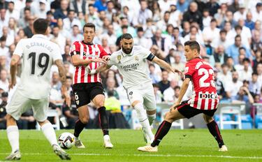 Benzema se lleva el balón ante la mirada de Vesga y Ander Herrera.