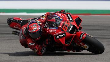 Bagnaia pilota la Ducati durante los libres del GP de las Am&eacute;ricas.