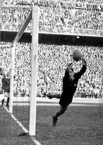 Ramallets Mítico portero del Barcelona durante 15 años, jugó también en el Europa, San Fernando, Real Valladolid y Mallorca. Ramallets se consagró definitivamente en el mundial de fútbol de 1950 que se celebró en Brasil. Consiguió el Trofeo Zamora en las dos primeras ediciones (1958-59 y 1959-60) con una media de menos de un gol encajado por partido.