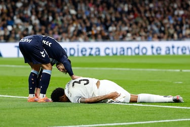 El defensa brasileño, tras lograr parar a Pablo Durán, cae al suelo y se lleva la mano a la parte posterior del muslo izquierdo con signos visibles de dolor