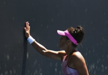 Heather Watson Heather Watson limpia su mano tras perder el partido ante la estadounidense Jennifer Brady.