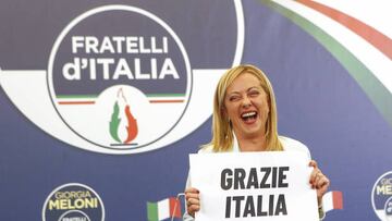 ROME, ITALY, SEPTEMBER 26: Fratelli dâItalia far right partyâs leader Giorgia Meloni holds a sign reading âThank you Italyâ as she meets reporters at her partyâs headquarters in Rome, Italy, on early September 26, 2022. Italians voted in political elections from which is expected to be formed the most right-wing government since World War Two, in a coalition including Lega Nord and Forza Italia. (Photo by Riccardo De Luca/Anadolu Agency via Getty Images)