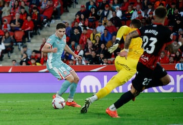 Oblak buscó a Giuliano Simeone en largo tras un córner en contra y el argentino arrancó con fe para chocar con Maffeo y llevarse el balón. En el mano a mano optó por contemporizar a la izquierda y cedérsela a Julián Álvarez, que marcó a placer.