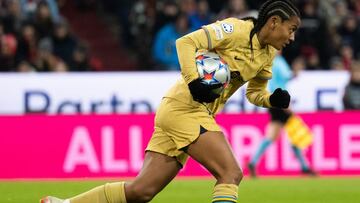 Geyse recoge el balón tras recortar distancias ante el Bayern.