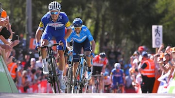 Julian Alaphilippe supera a Alejandro Valverde en la subida al Muro de Huy en la Flecha Valona 2018.