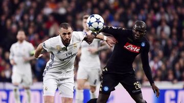 Karim Benzema y Kalidou Koulibaly durante un partido entre Real Madrid y N¨¢poles de Champions League.
