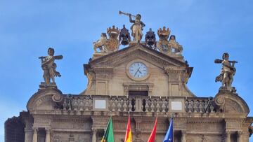 Fachada del Ayuntamiento de Pamplona en la recepción tras la final de Copa.