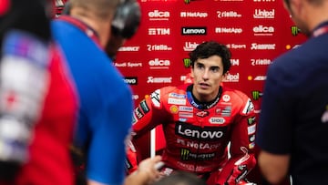 Los miembros de Ducati atienden a Marc Márquez en el box de MotoGP.