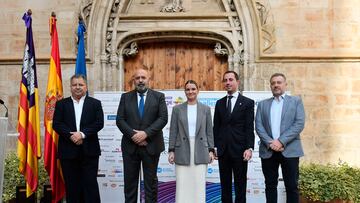 El presidente de Unisport, Manolo Hernández; el alcalde de Palma, Jaime Martínez; la presidenta balear, Marga Prohens; el presidente del Consell de Mallorca, Llorenç Galmés y el CEO de Garden Hotels, Gabril Lloberà, posan durante la presentación de la primera edición de la Garden Hotels LuxcomChallenge Ciclista Mallorca Femenina, y de la XXIII Edición de la Challenge Ciclista Mallorca.