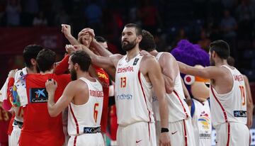 Celebración de la selección española tras el partido.