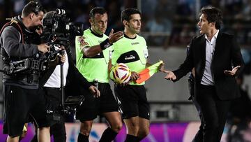 El técnico de Boca Juniors terminó muy enojado con la actuación arbitral a pesar del empate logrado sobre la hora ante Racing como visitante.
