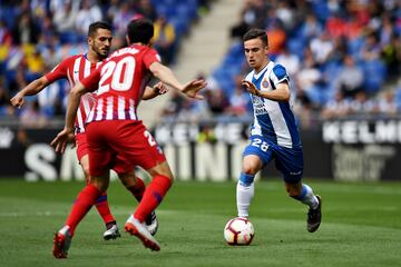 Adriá Pedrosa encara al lateral derecho del Atlético de Madrid Juanfran.