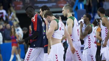 Los jugadores del Baskonia se retiran tras perder ante el Barcelona.