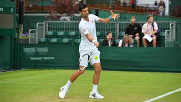 El tenista serbio Novak Djokovic practica antes James Ward antes de su debut en el torneo de Wimbledon.