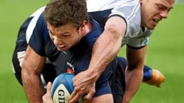 <b>LUCHA. </b>Clerc (Francia) y De Luca (Escocia) pelean por un balón.