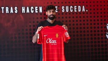 Samu Costa posa con su nueva camiseta del Real Mallorca