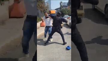 Vídeo: Policía se agarra a golpes con comerciante y pierde la pelea