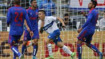 El jugador de Universidad Catolica, Jaime Carreno, centro, celebra su gol contra Universidad de Chile