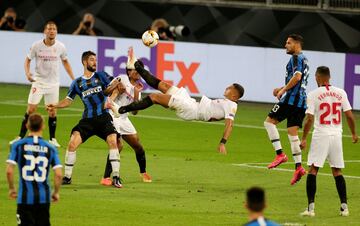 Diego Carlos makes it 3-2 with a spectacular overhead kick.