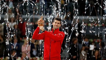 Novak Djokovic posa con el trofeo de campe&oacute;n del Mutua Madrid Open 2016.