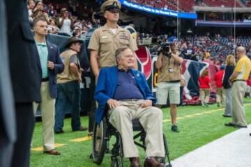 George Bush padre siempre ha sido fuiel admirador de los Texanos de Houston, e incluso cada que podía los iba a visitar al estadio.